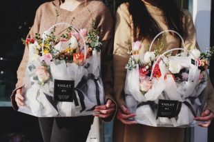 Flowers for Your Favourite Folks: A Buying Guide